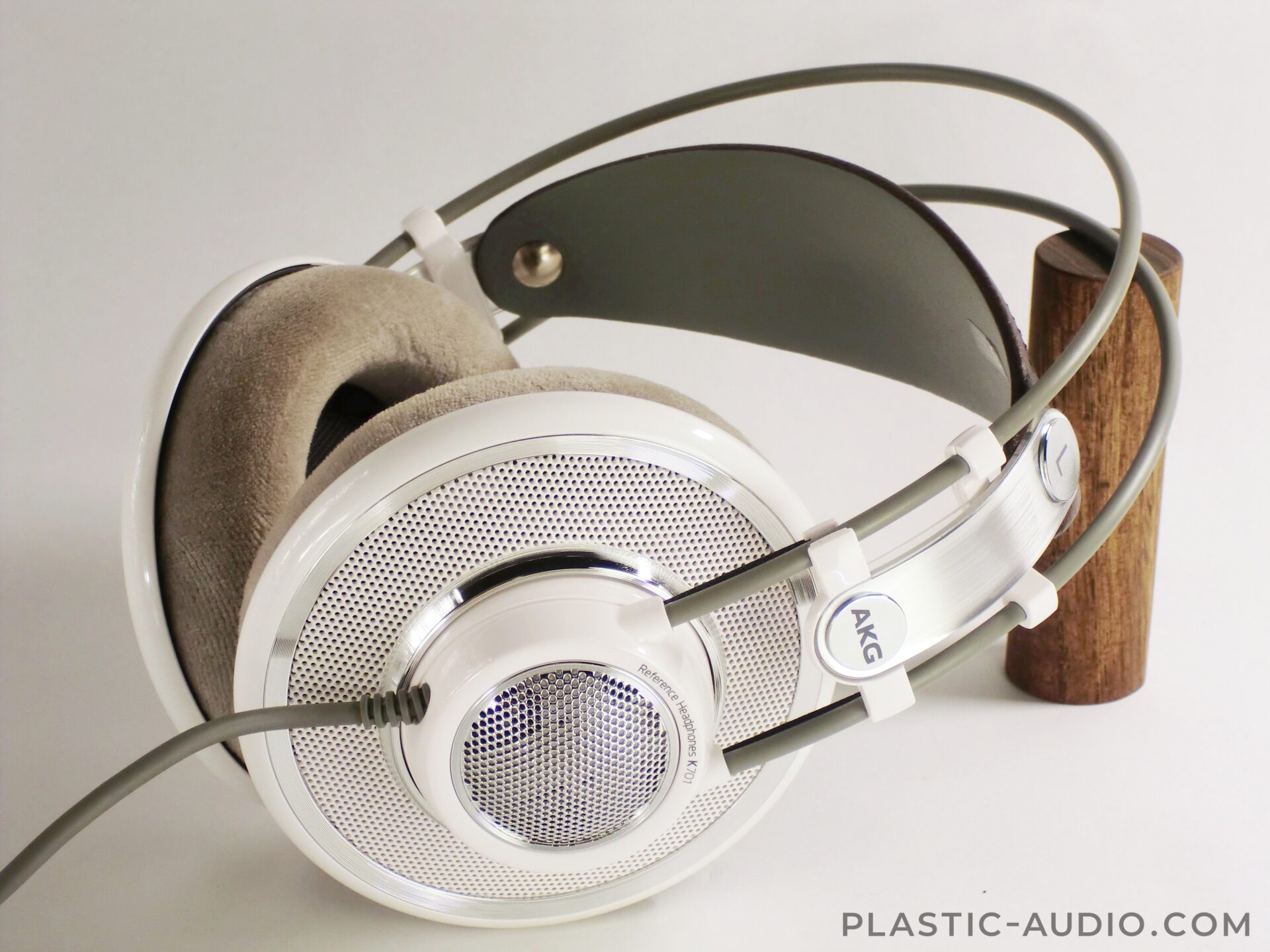 AKG K701のレビュー：ヘッドホン界の至宝と言ってもよい。 | Plastic Audio